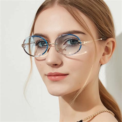 WOMEN'S LUXURY BLUE SUNGLASSES .